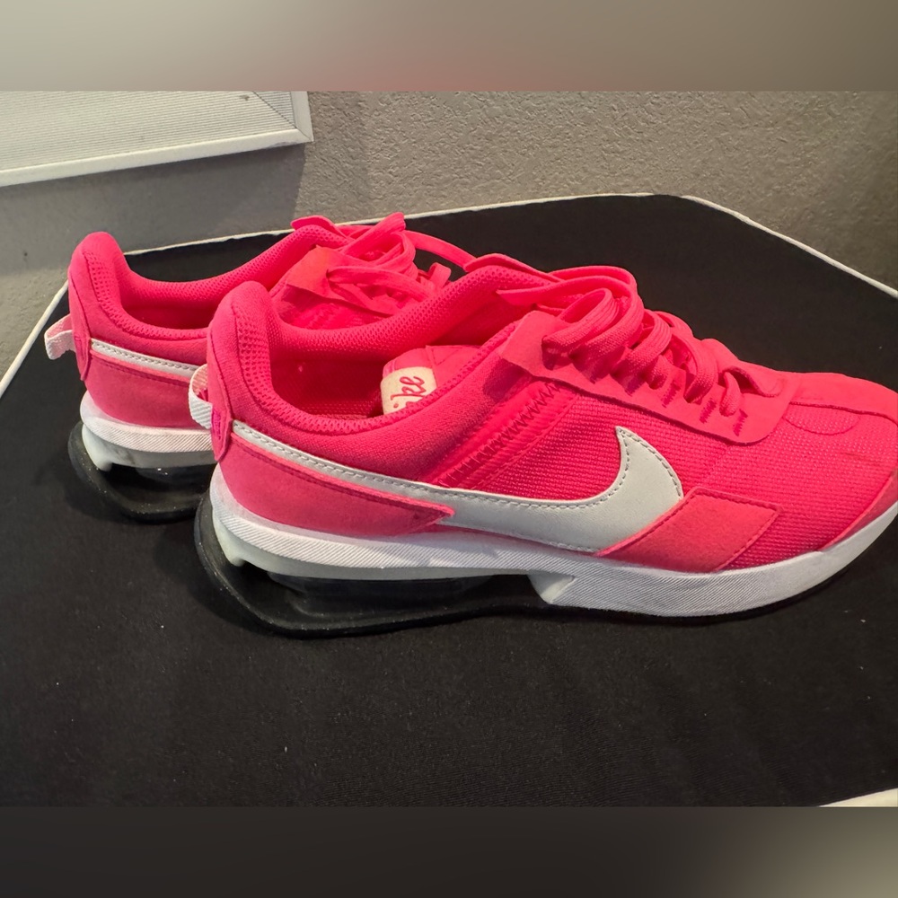 🩷🤍Nike Women's Vibrant Pink Athletic Shoes Size 8